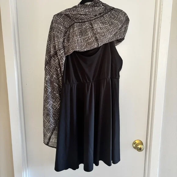 Torrid Black & White Dress. Size 1 - Picture 4 of 6